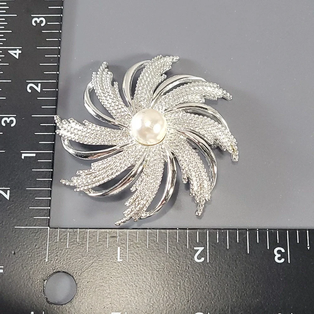 Sarah‎ Coventry Swirl Brooch Silver Faux Pearl Textured Starburst Pin Jewelry